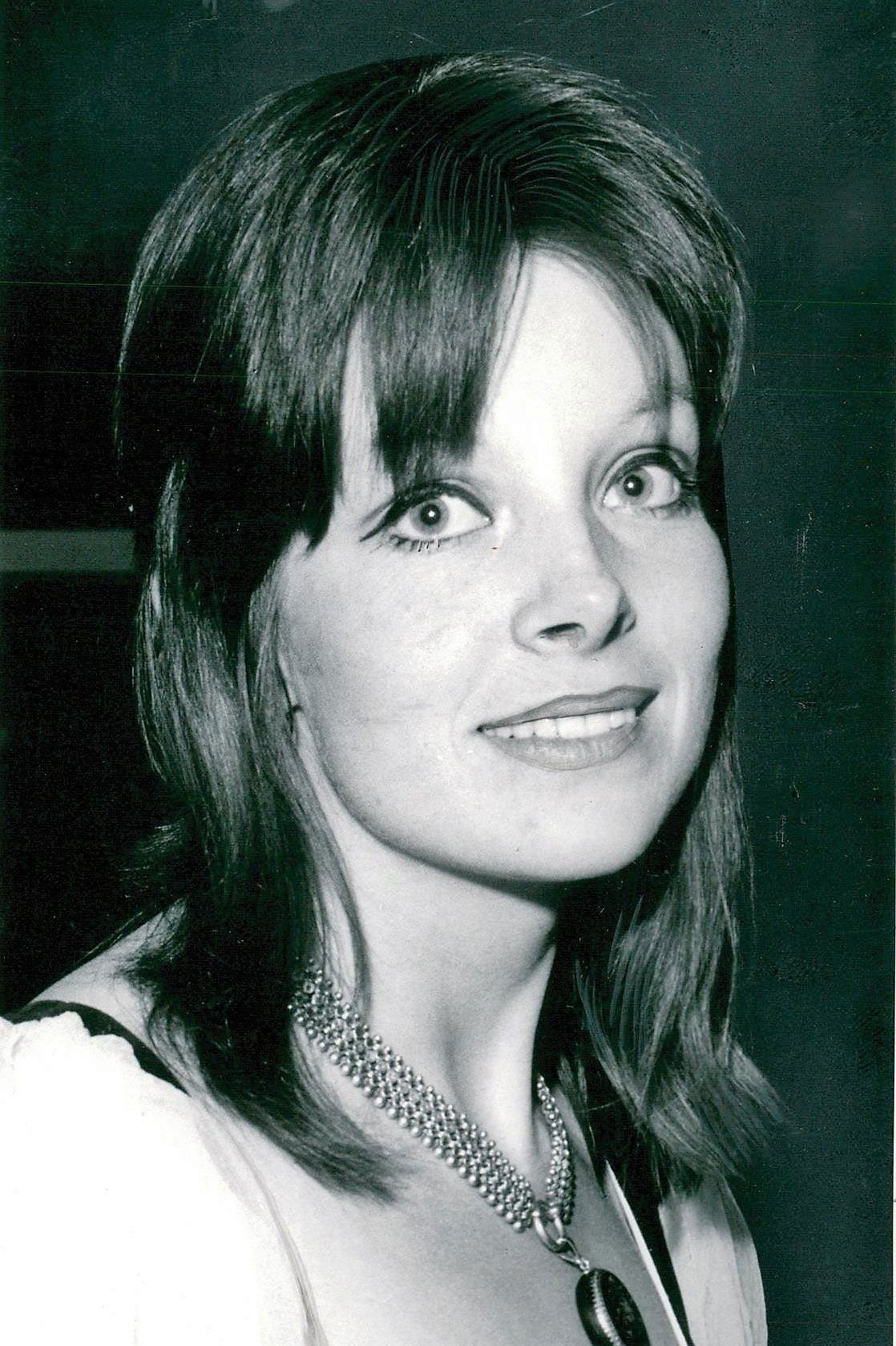 Anna Calder-Marshall - Dora