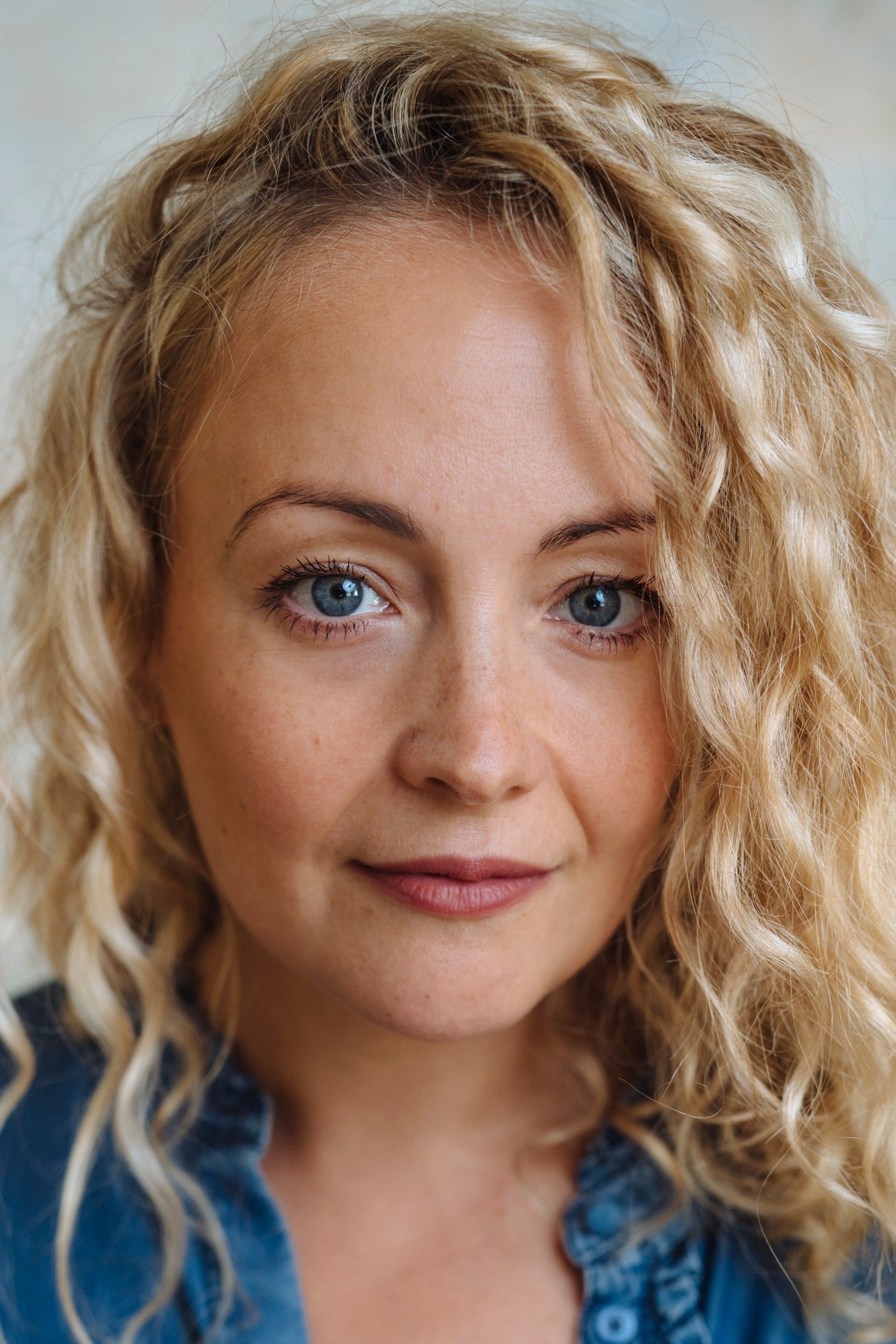 Victoria Elliott - Three Cups' Maid