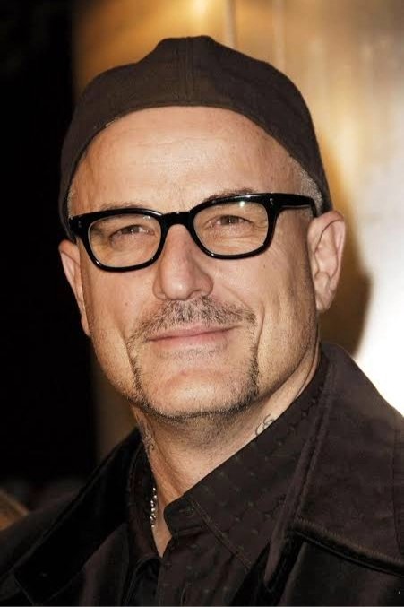 Nick Cassavetes - Man in Derek's Salon (uncredited)