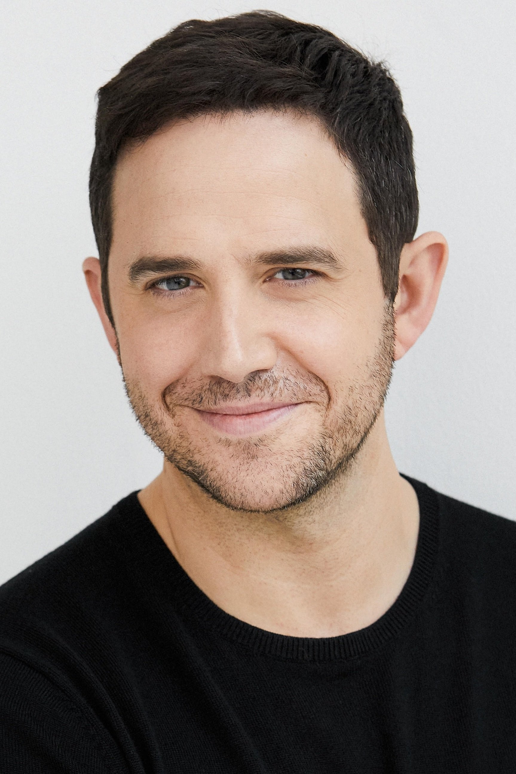Santino Fontana - AM Radio DJ