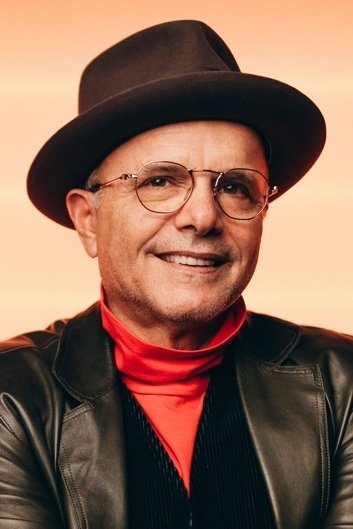 Joe Pantoliano - Captain Howard