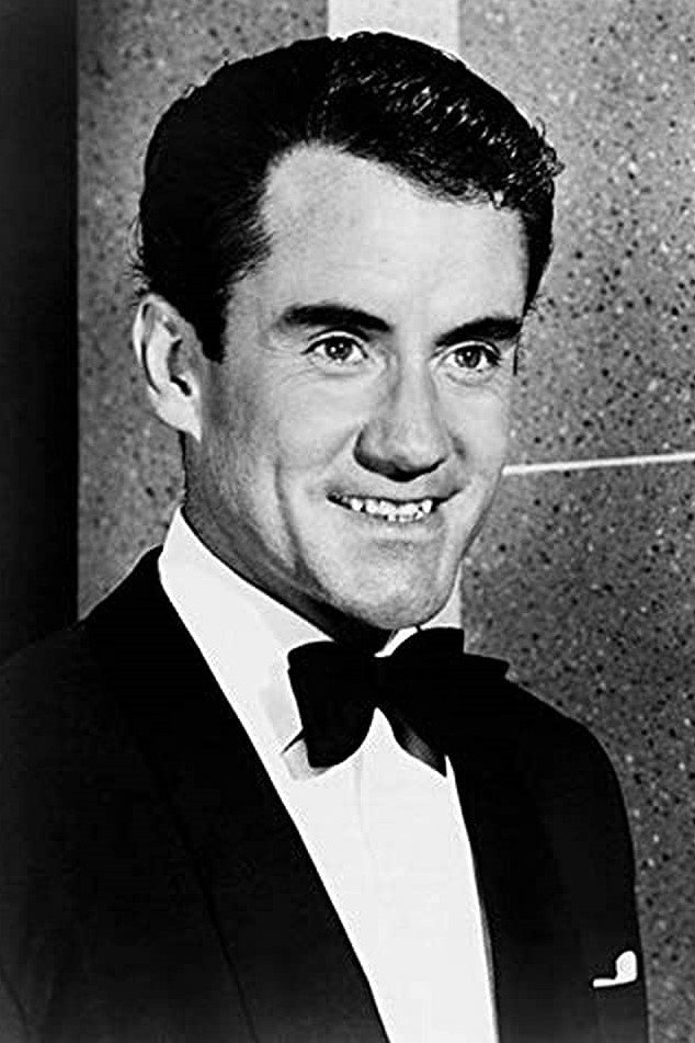 Ian Bannen - Senior Police Officer Fields