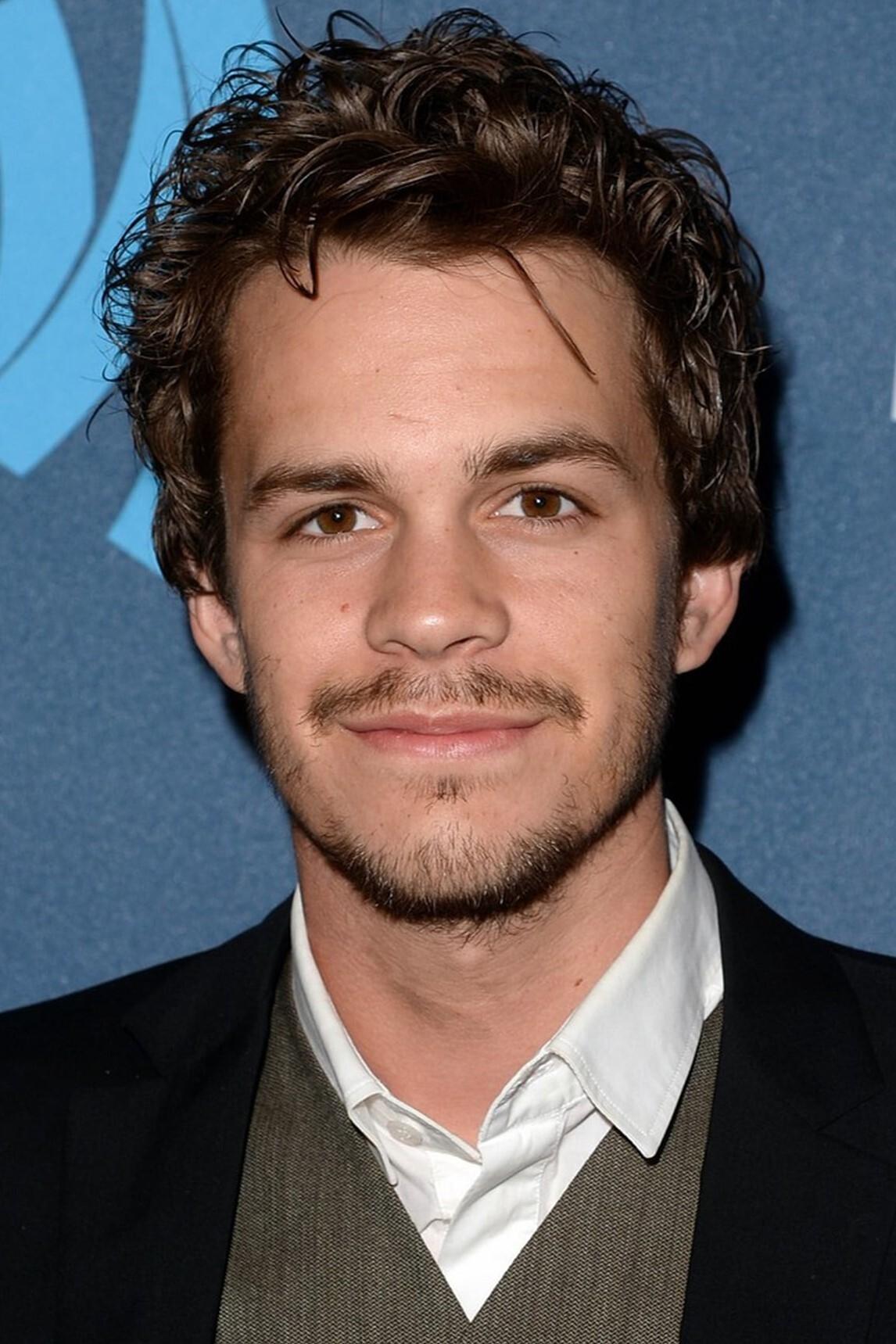 Johnny Simmons - Young Neil