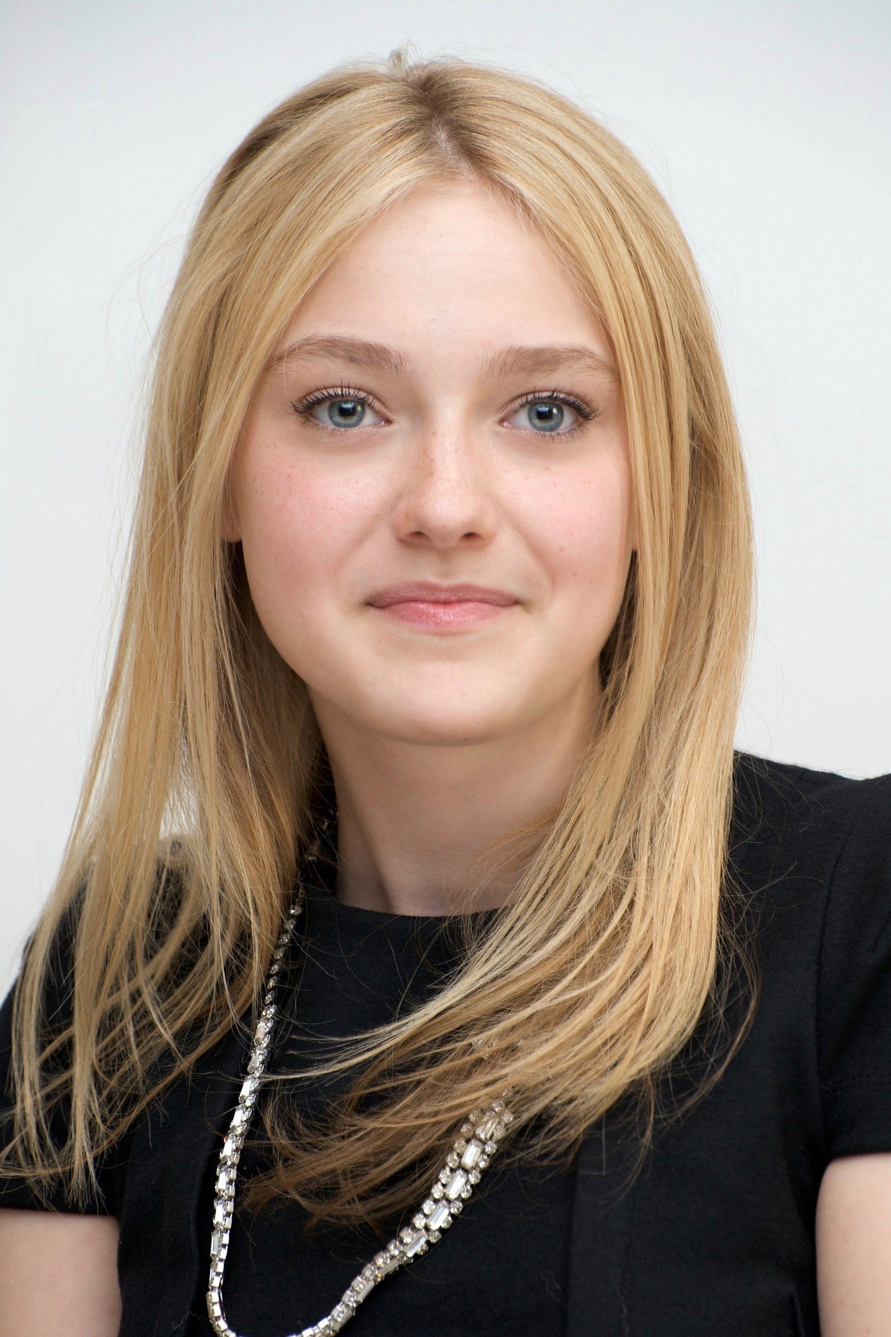 Dakota Fanning - Coraline Jones (voice)