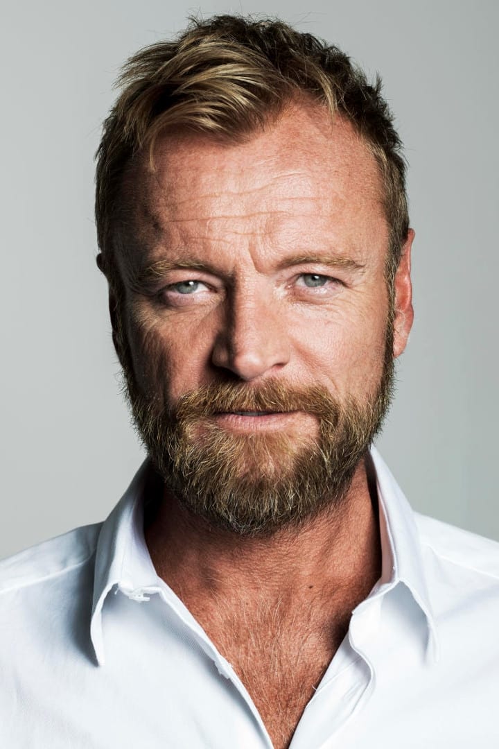 Richard Dormer - Dr. Curtis Welch