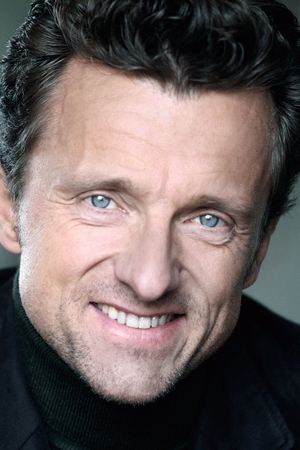 Stéphane Roux - TV Narrator (voice)