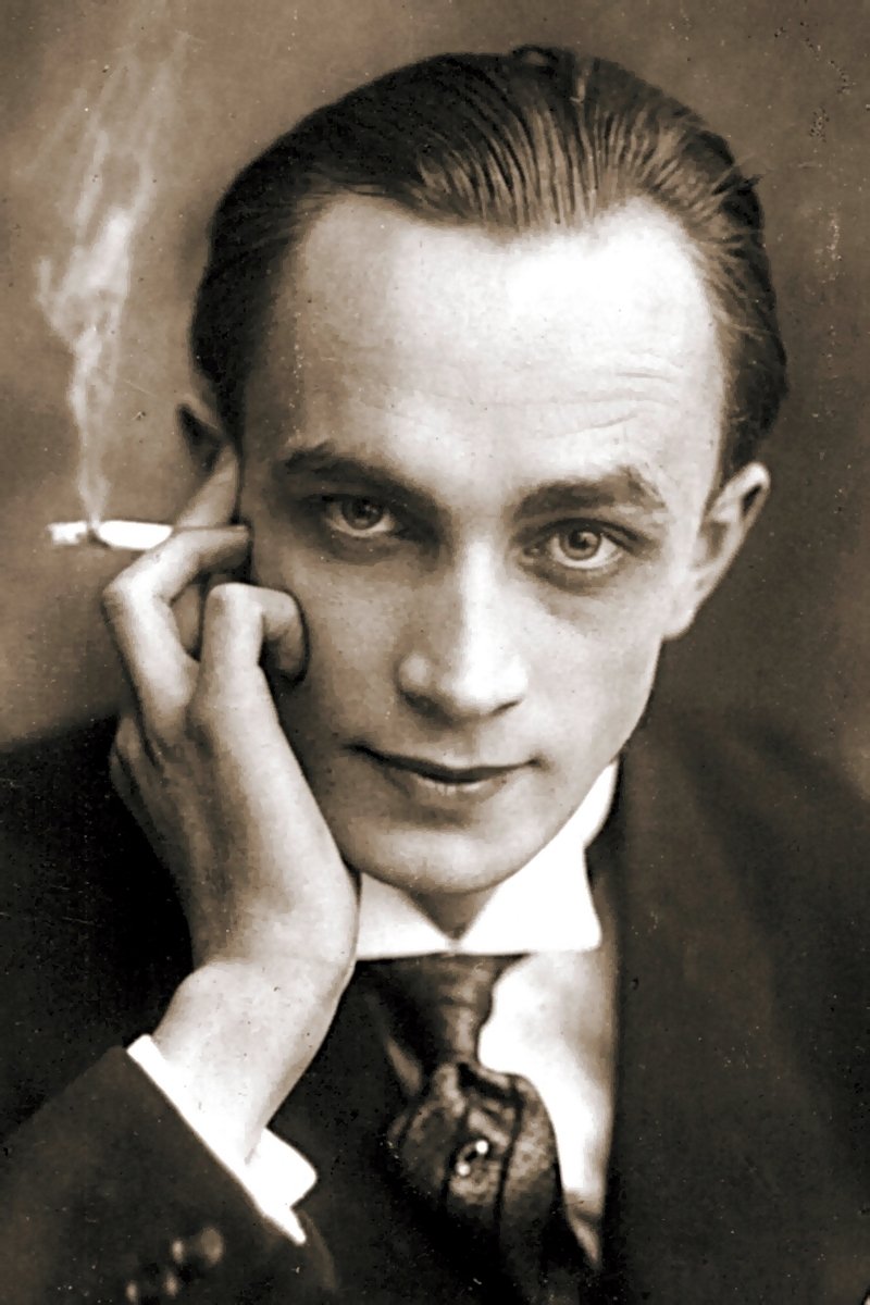 Conrad Veidt - Major Heinrich Strasser
