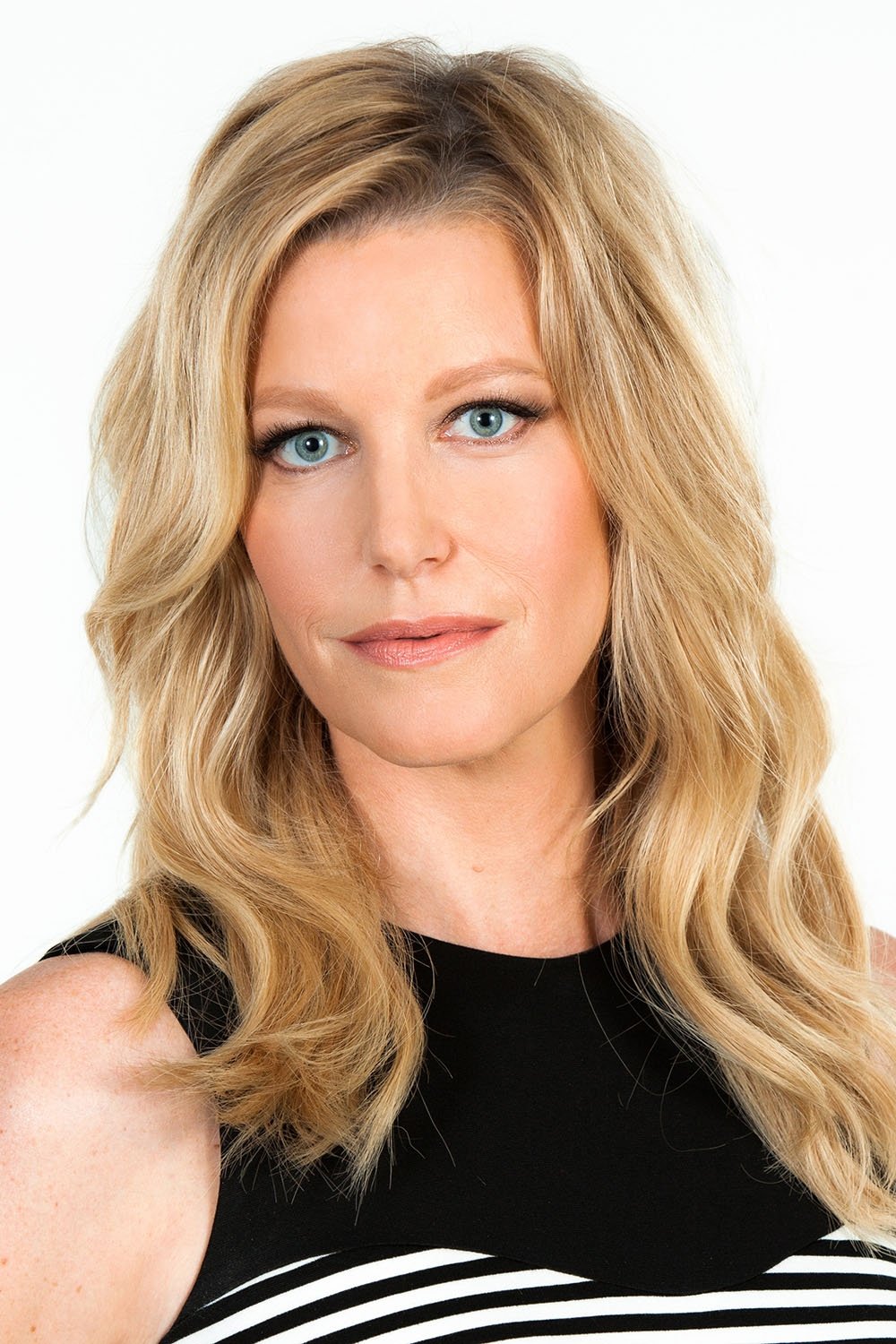 Anna Gunn - Elizabeth Davis