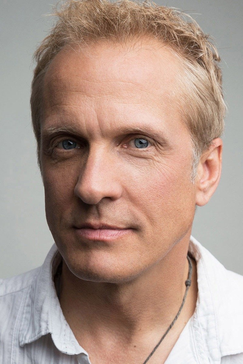 Patrick Fabian - Hank Henshaw (voice)