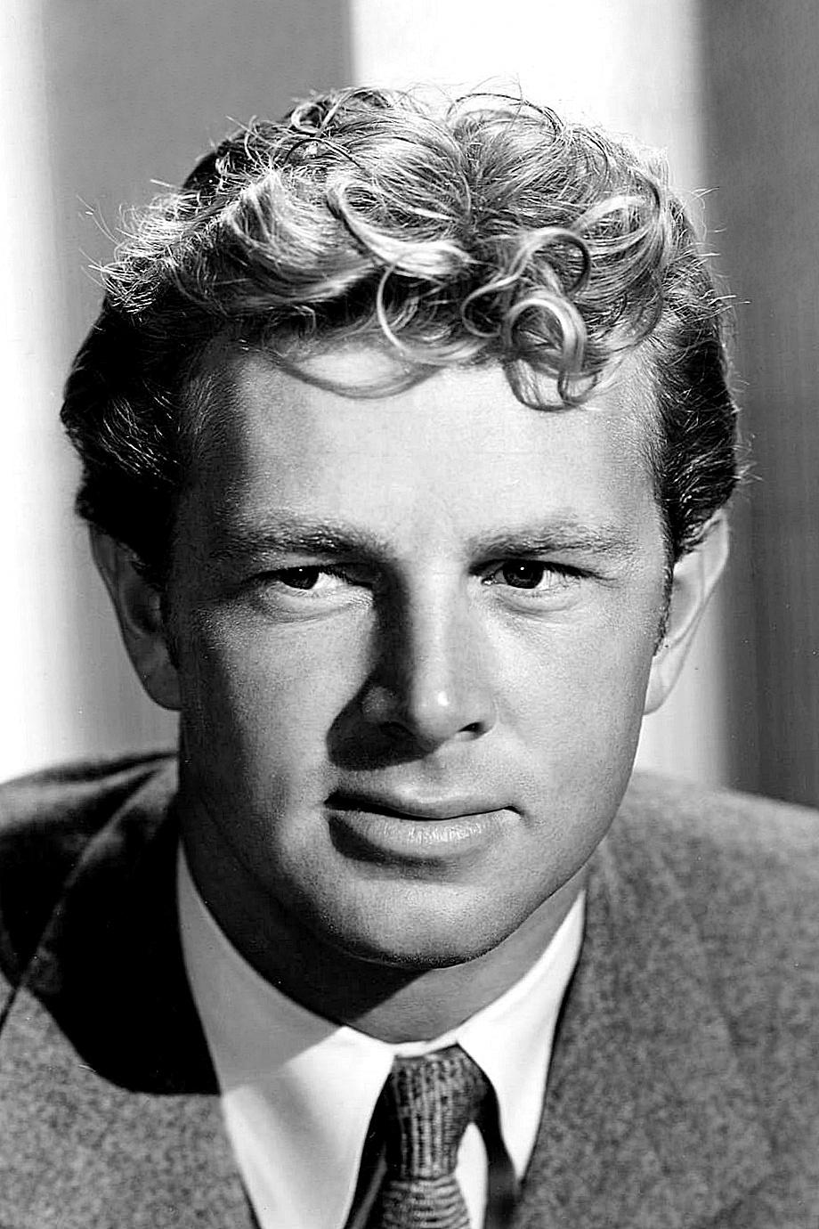Sterling Hayden - Captain McCluskey
