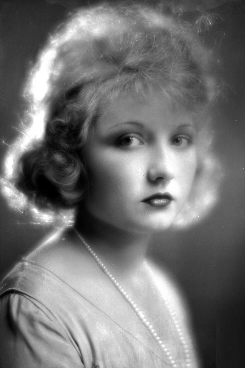 Eva Novak - Townswoman (uncredited)