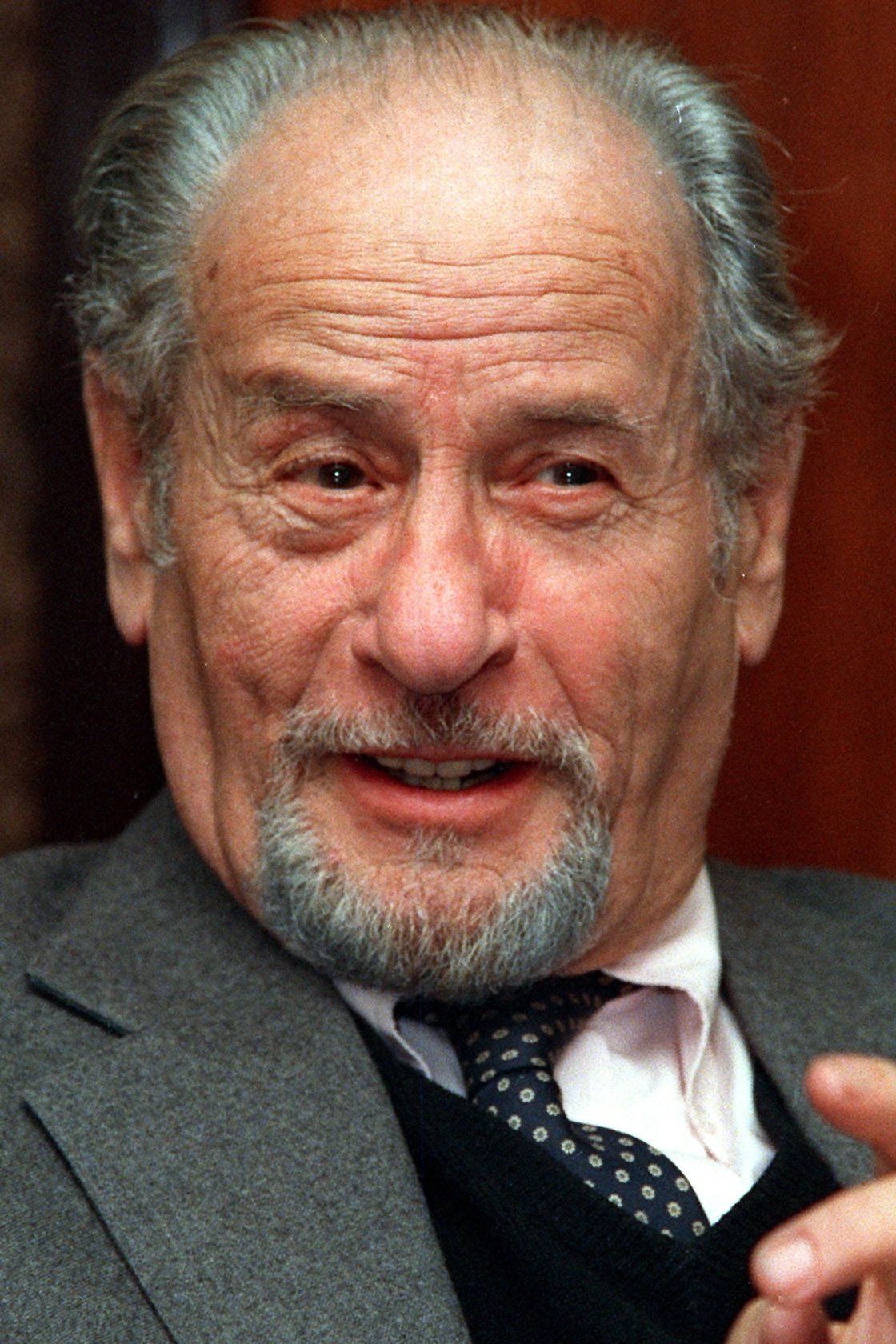 Eli Wallach - Mr. Loonie (uncredited)