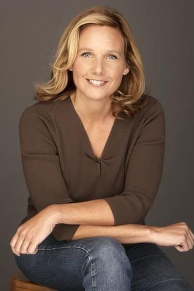 Suzanne Gillies - FBI Agent (uncredited)