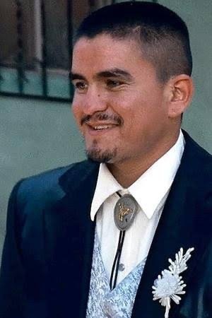 Robert Esquivel - Luis