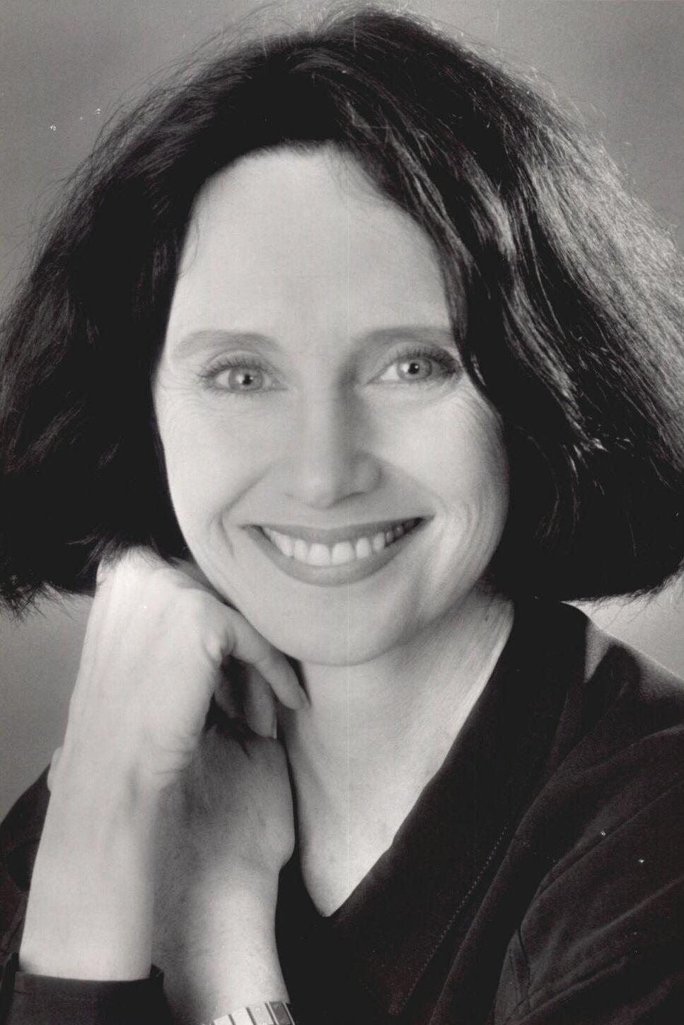 Mary Jo Deschanel - Saleswoman