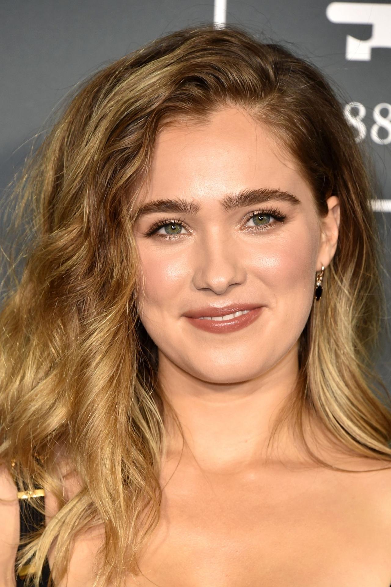 Haley Lu Richardson - Leslie Mallard