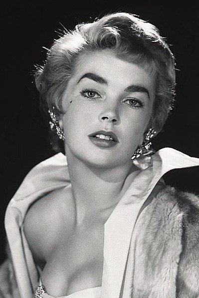 Dawn Addams - Teresa - a Lady-in-Waiting (uncredited)
