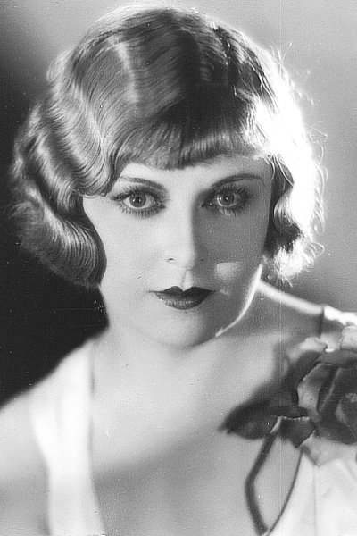Gertrude Astor - Townswoman (uncredited)