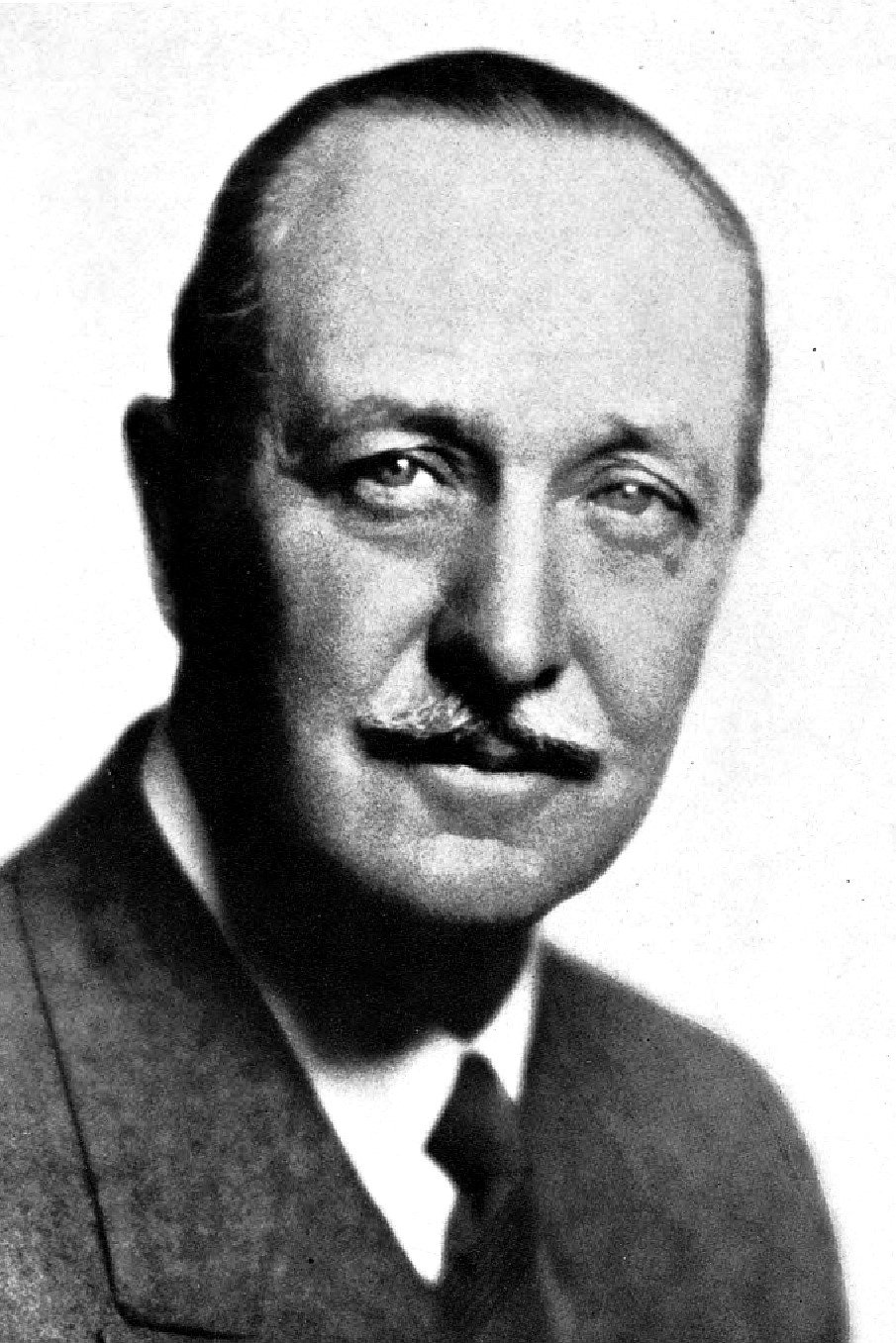 Reginald Mason - Mayor Courtney (uncredited)