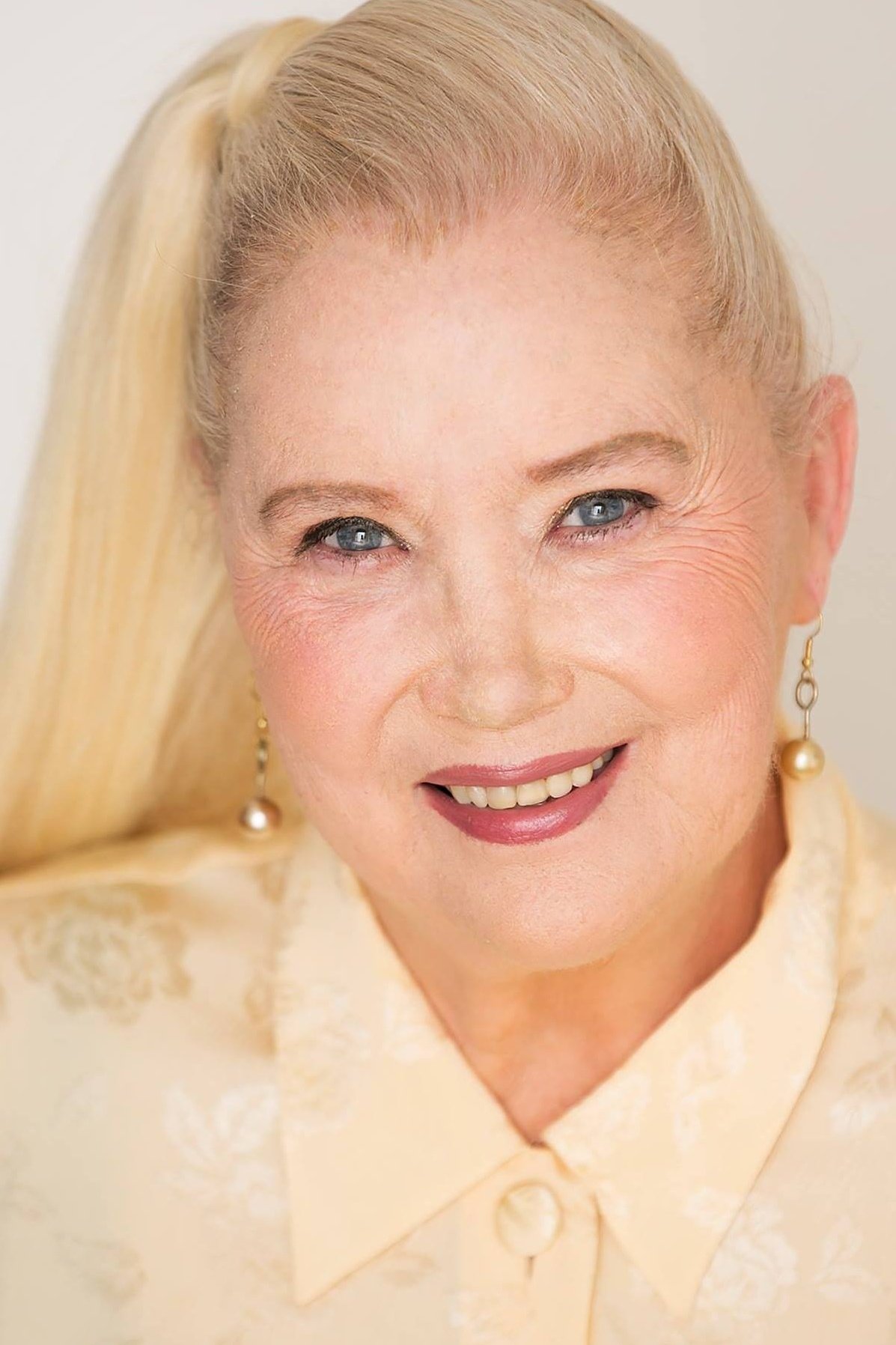 Sally Kirkland - Cashier (uncredited)