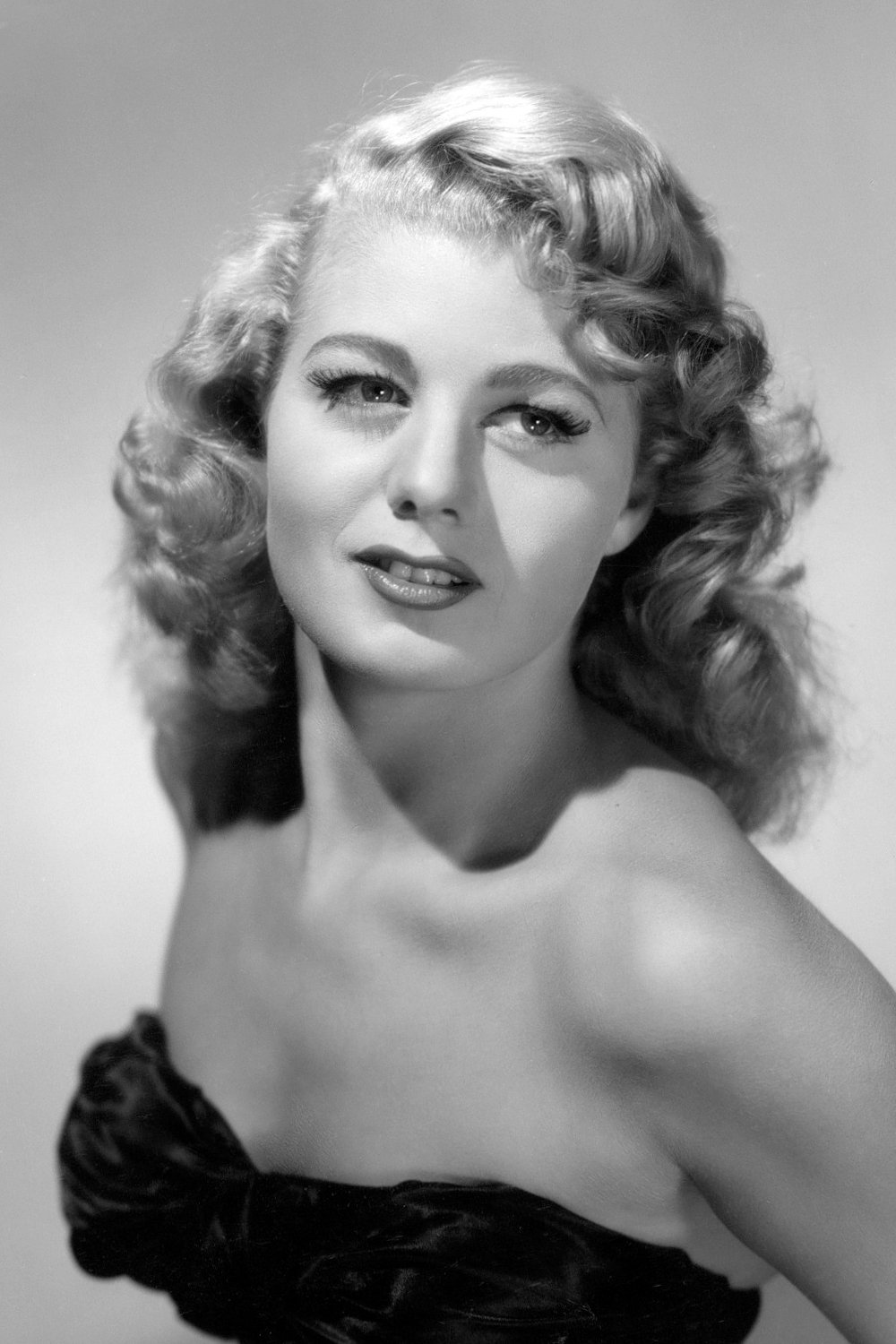 Shelley Winters - Self (archive footage)
