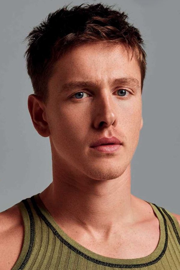 Harris Dickinson - Simon