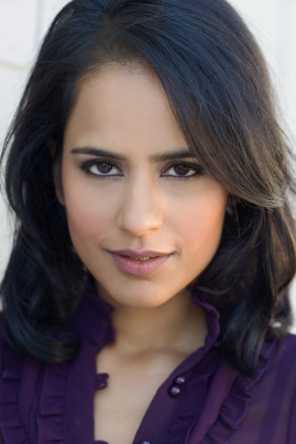 Agam Darshi - Louise