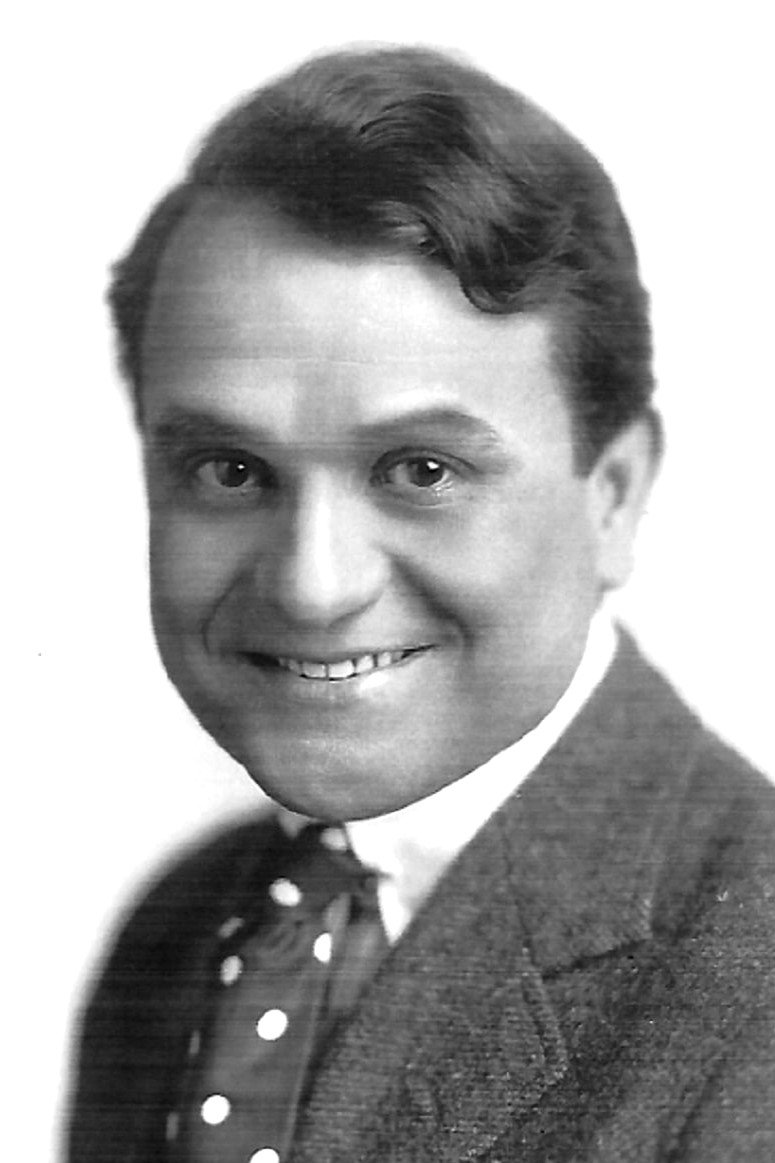 Franklyn Farnum - Nightclub Patron (uncredited)