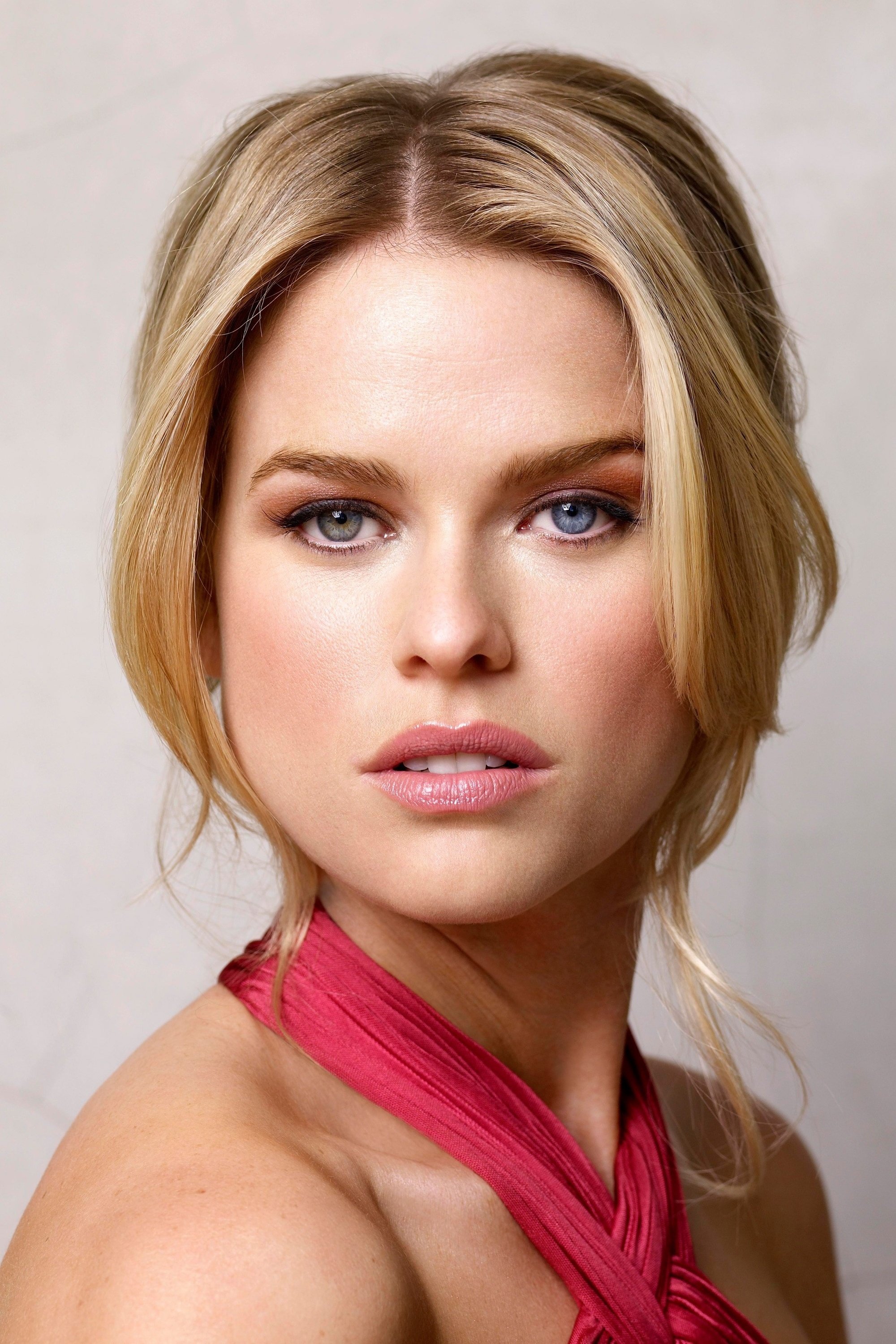 Alice Eve - Martha Guthrie