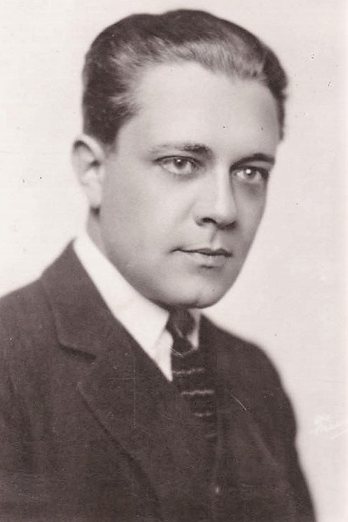 Niles Welch - Druggist (uncredited)