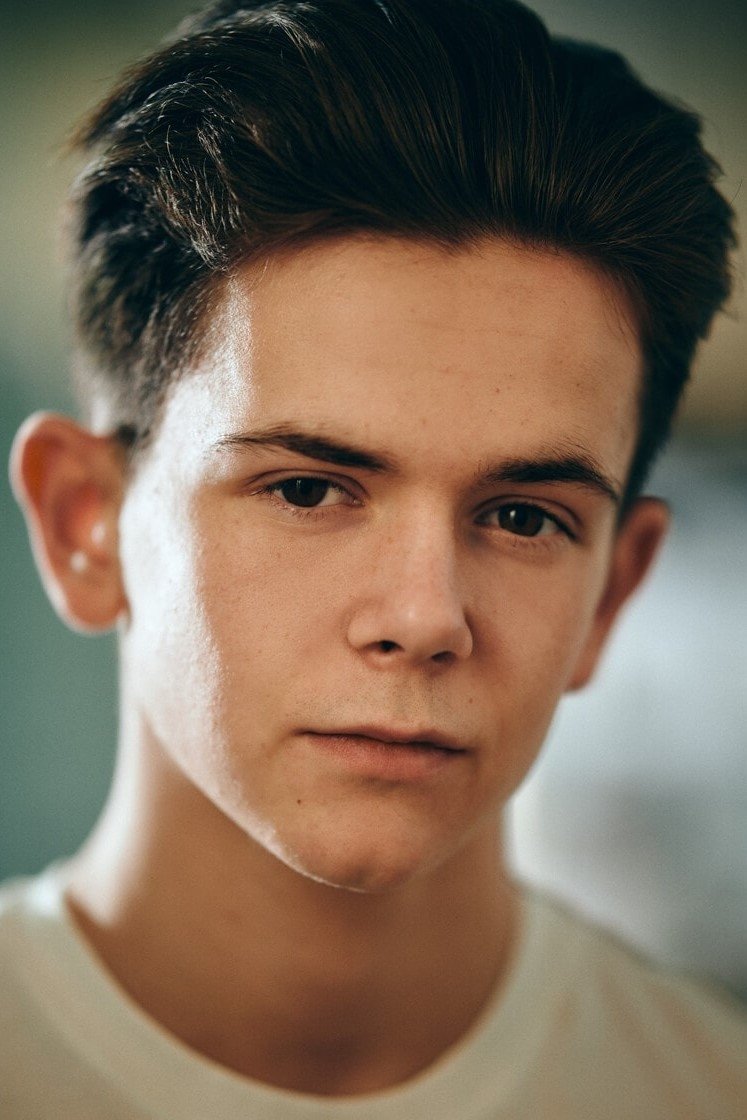 Oaklee Pendergast - Simon Bennett