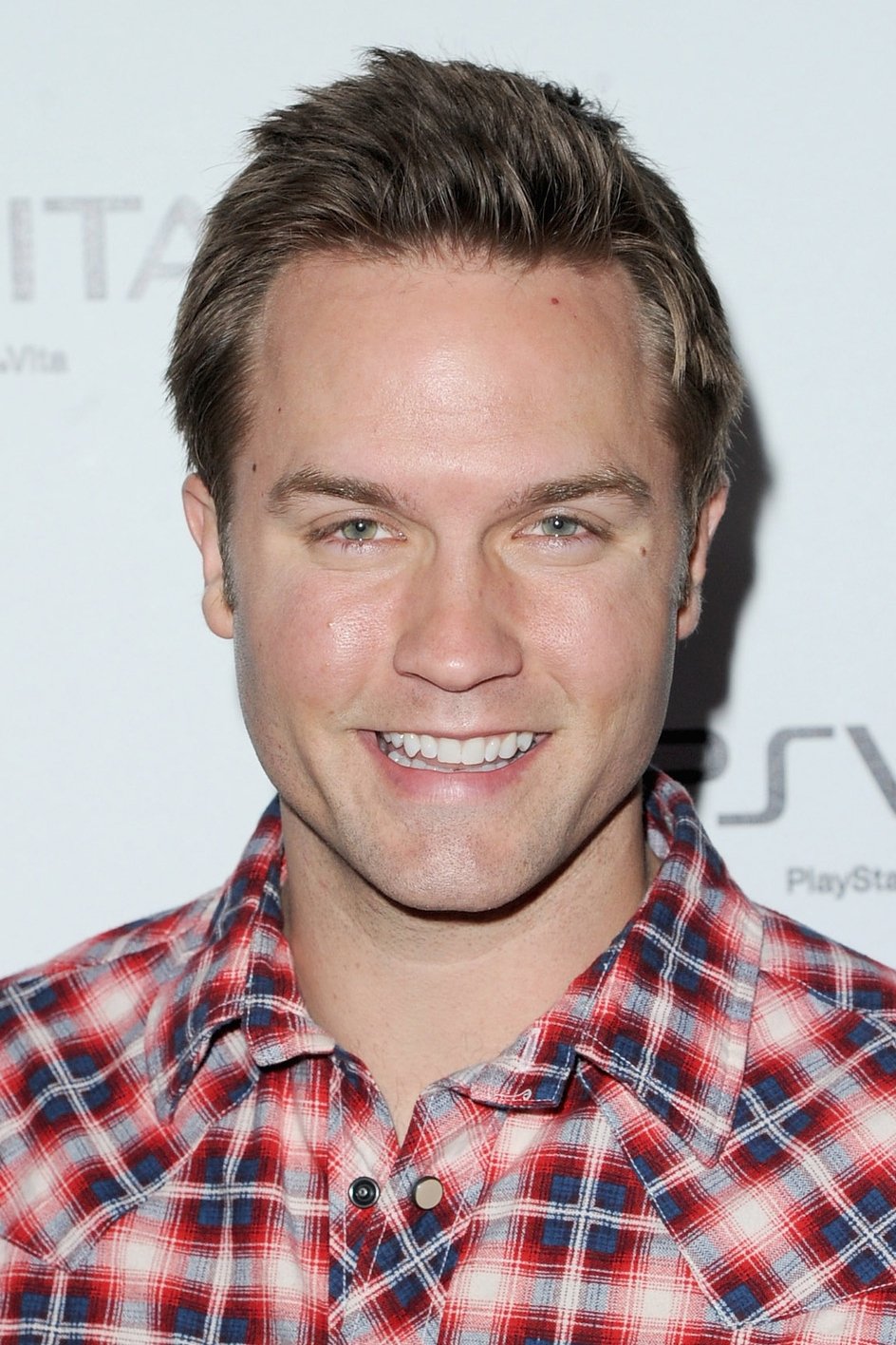 Scott Porter - Luke Travers