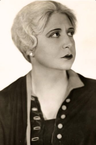 Ruth Cherrington - (uncredited)